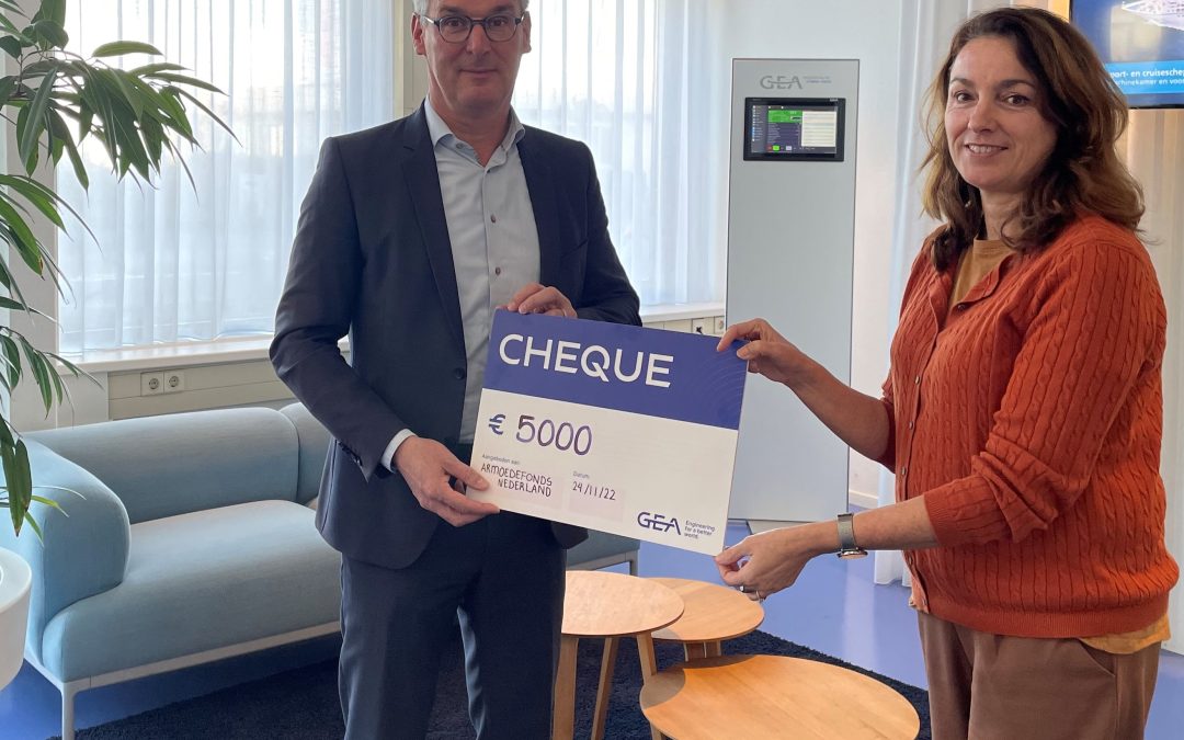 GEA Nederland overhandigt cheque aan Stichting Armoedefonds.