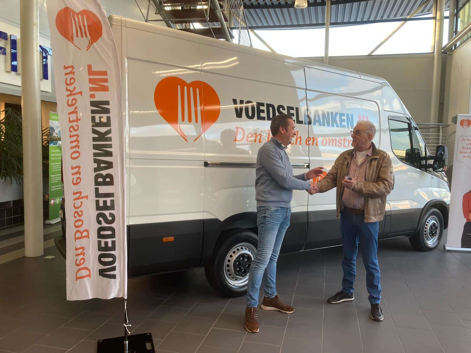 Overhandiging sleutel bus Den Bosch Sleutel van de nieuwe bus wordt overhandigd. Op de witte bus staat groot het logo van de Voedselbank.