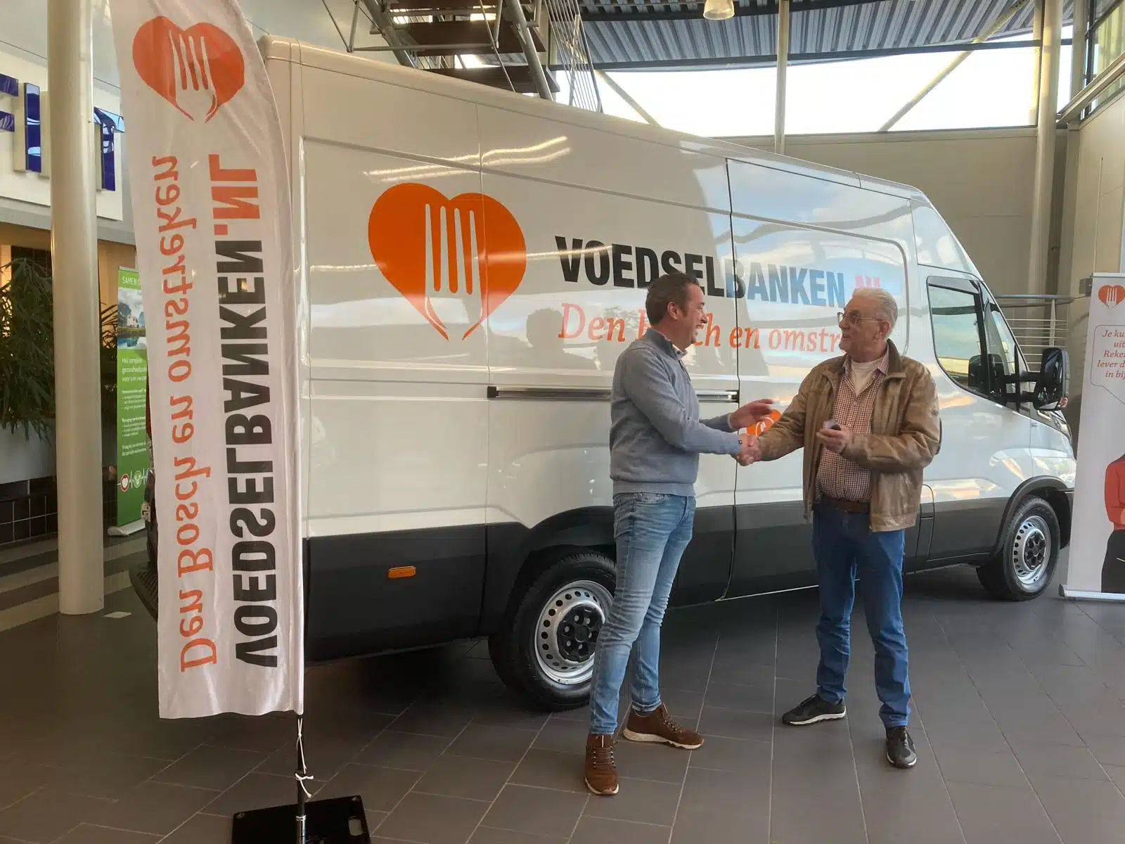 Overhandiging sleutel bus Den Bosch Sleutel van de nieuwe bus wordt overhandigd. Op de witte bus staat groot het logo van de Voedselbank.