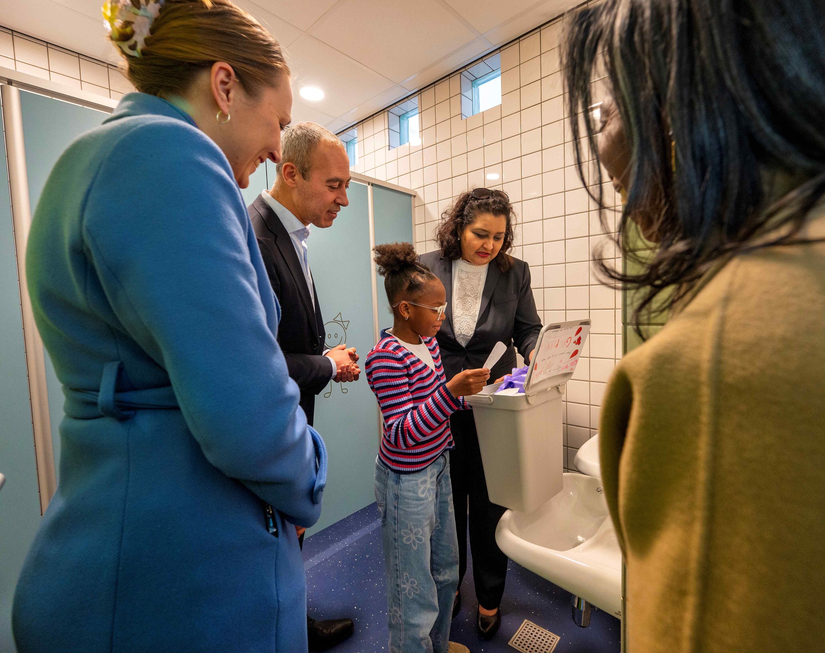 WEB Beverwaard, start aanbieding menstruatieproducten school ‘de Parel’, jvdm0190