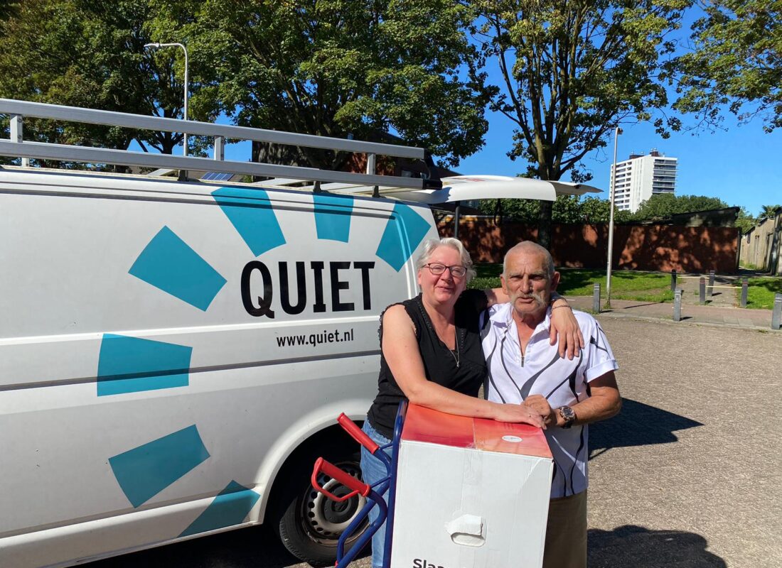 Levering van matrassen door vrijwilliger Chris met de Quiet bus