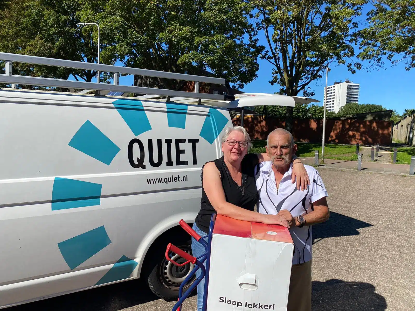 Quiet Tilburg Levering van matrassen door vrijwilliger Chris met de Quiet bus