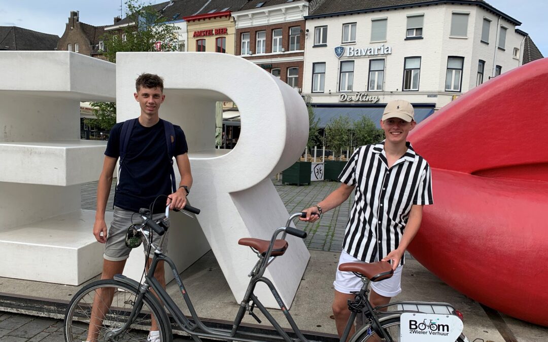 Ruben en Jaël voor Armoedefonds op tandem naar Parijs