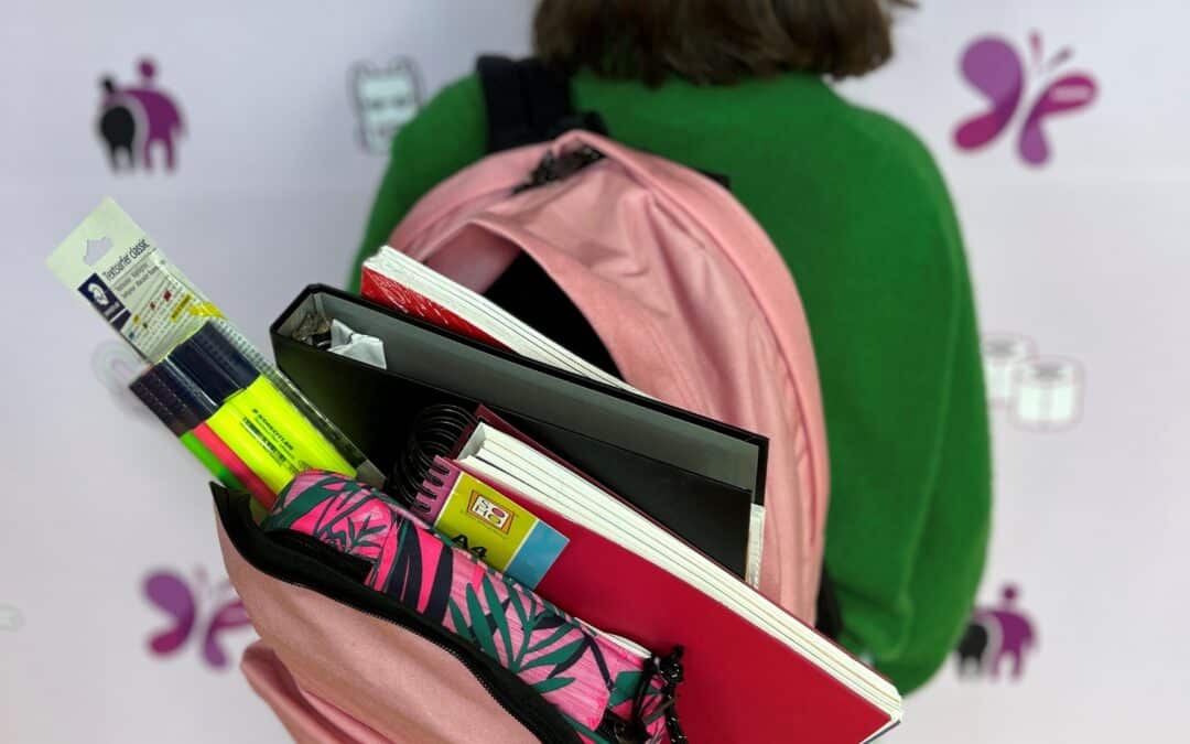 Medewerkers VanDijk doneren schoolspullen aan Armoedefonds