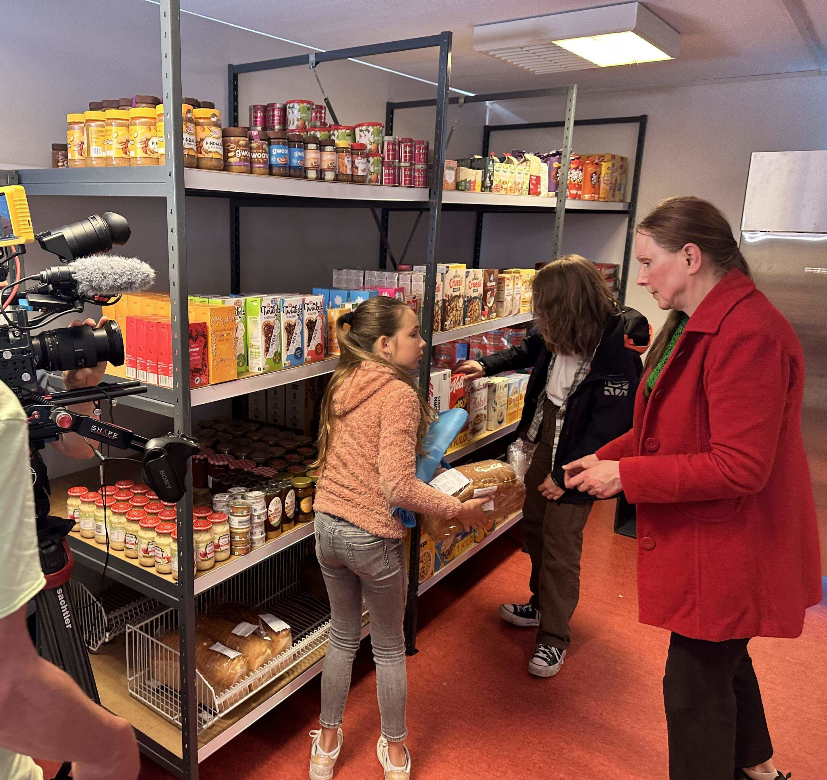 Ontbijtwinkel Een moeder en twee dochters kiezen ontbijtproducten uit bij de Ontbijtwinkel.