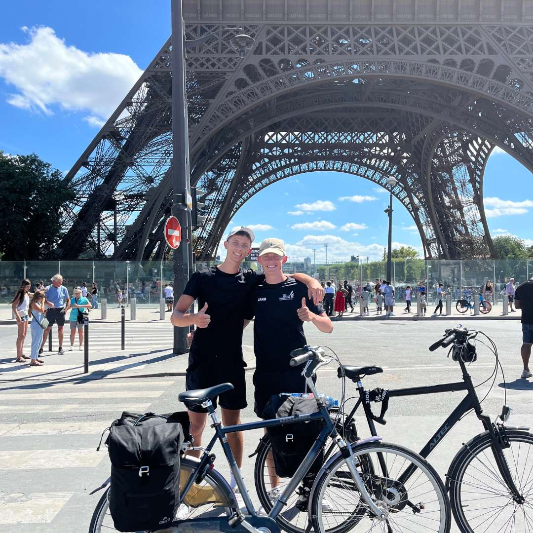 Tour to Paris Ruben en Jaël met hun fietsen onder de Eiffeltoren