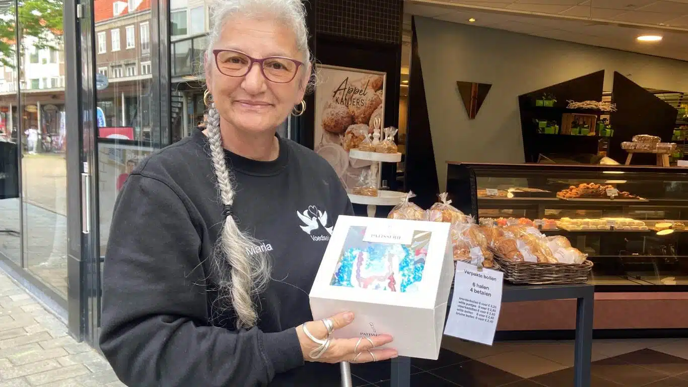 Maria – Samen zijn we er voor elkaar Maria van de Stichting Samen zijn we er voor elkaar staat met een verjaardagstaart in haar handen. Ze heeft deze net opgehaald bij de bakker.