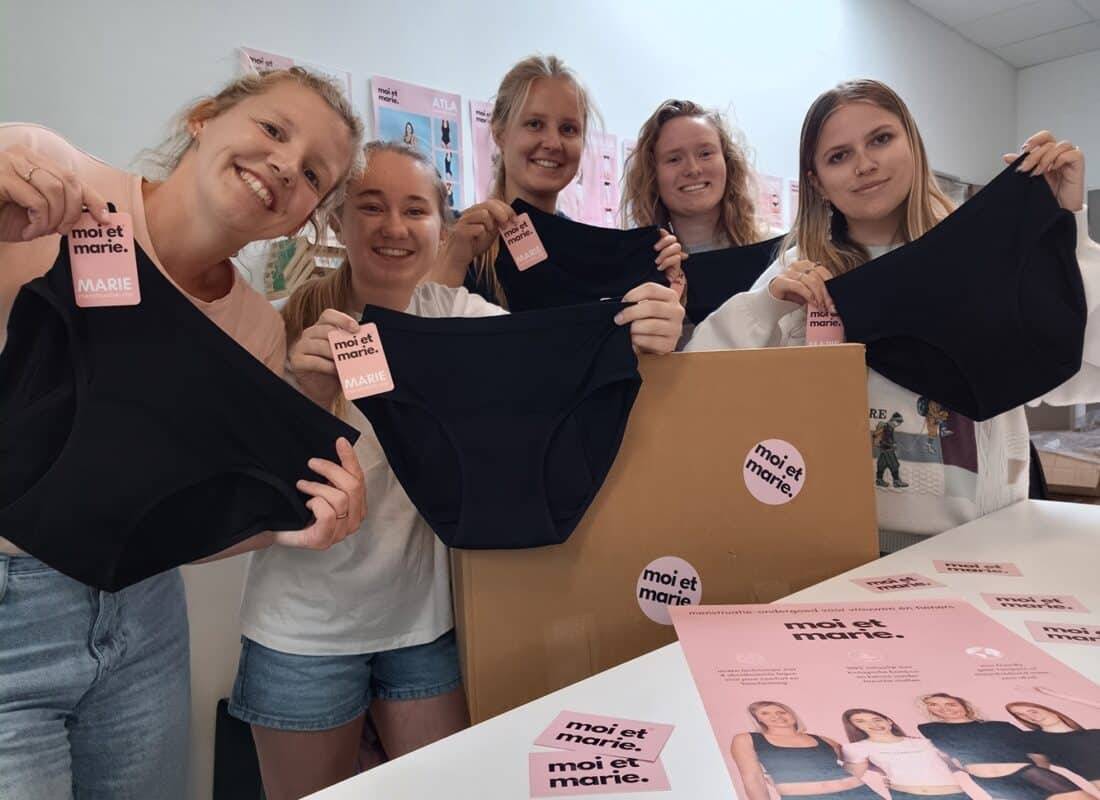 5 dames houden menstruatieondergoed vast
