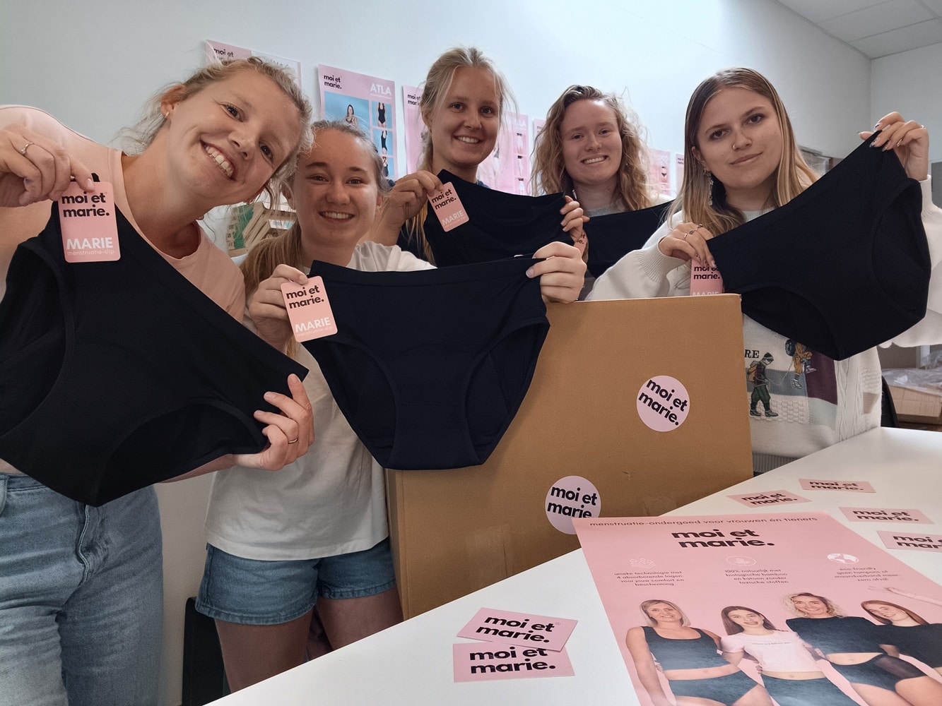Artikel Moi et Marie 2MB 5 dames houden menstruatieondergoed vast