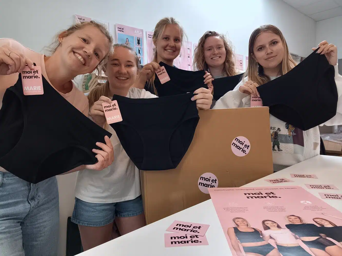 Artikel Moi et Marie 2MB 5 dames houden menstruatieondergoed vast