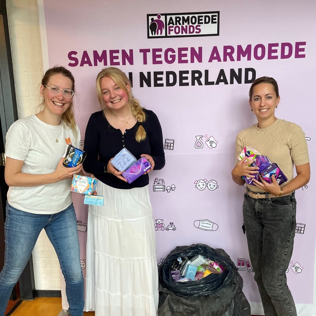 Donatie Van Gras Volleybaltoernooi JPG Drie dames en een zak menstruatieproducten