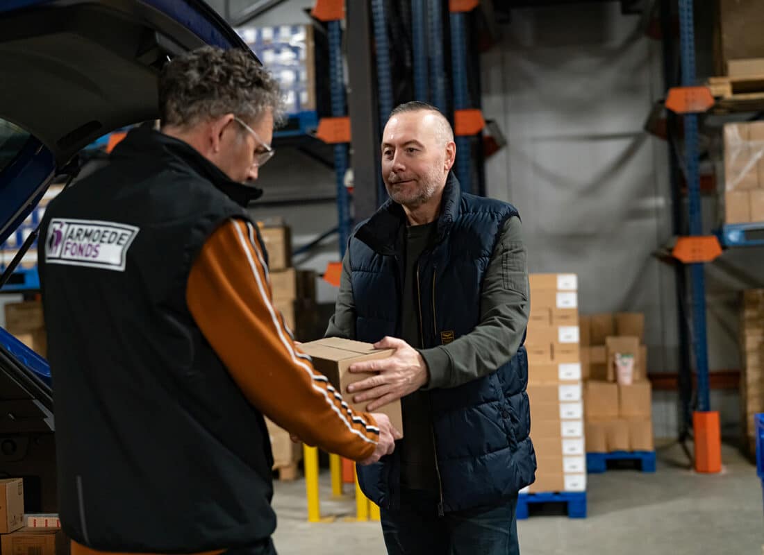 Hulporganisatie komt langs in magazijn Armoedefonds