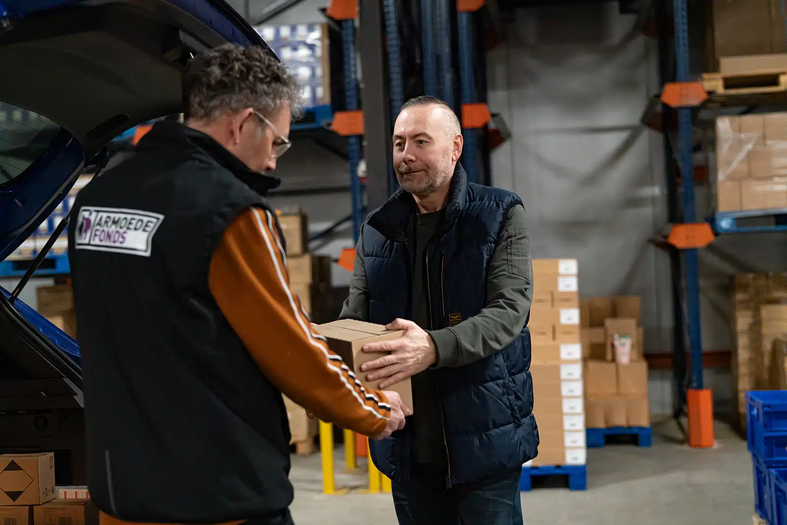 Armoedehulp Hulporganisatie komt langs in magazijn Armoedefonds