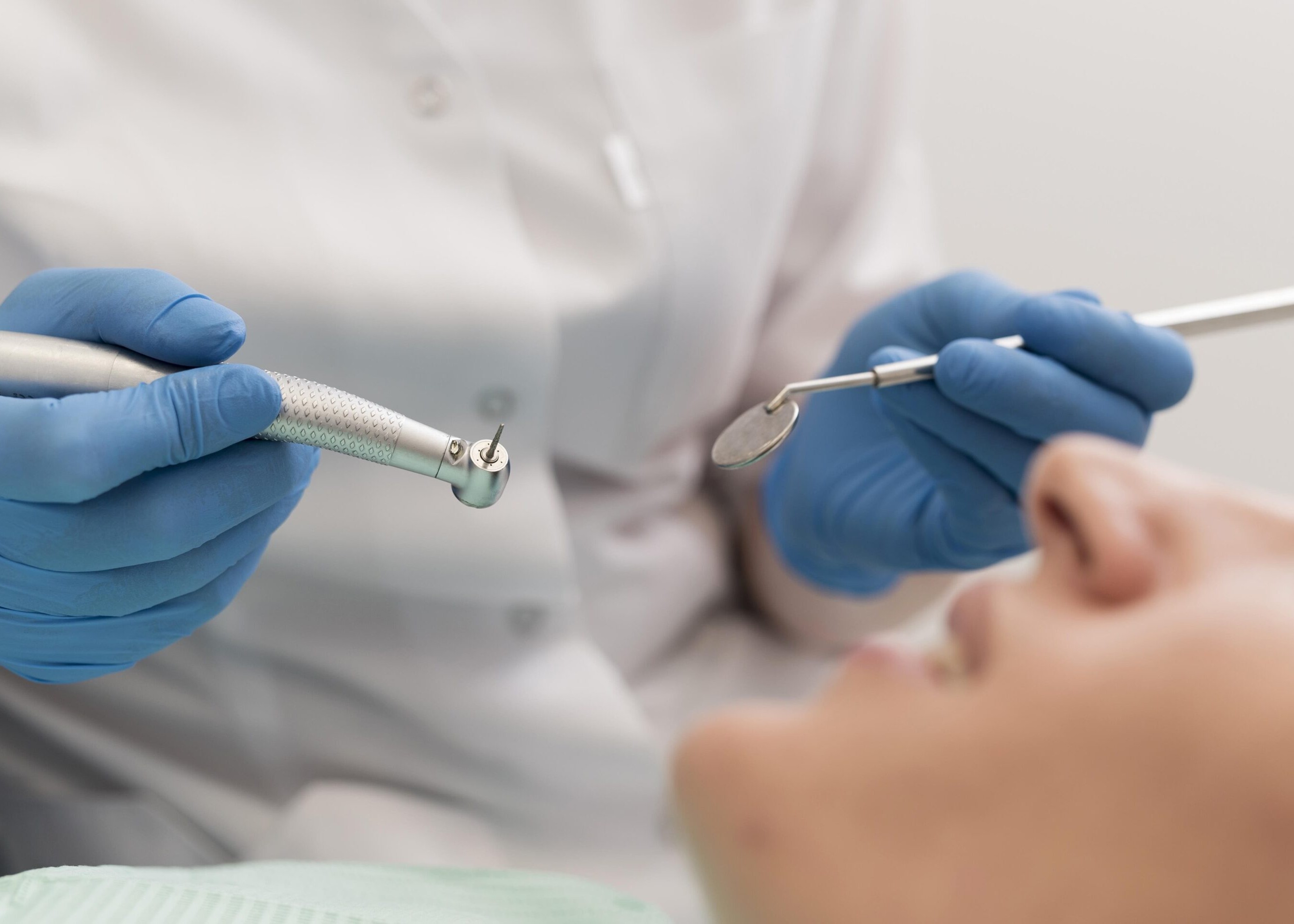 vrouwelijke-patient-die-een-procedure-bij-de-tandarts-heeft-gedaan-2-scaled_7x5