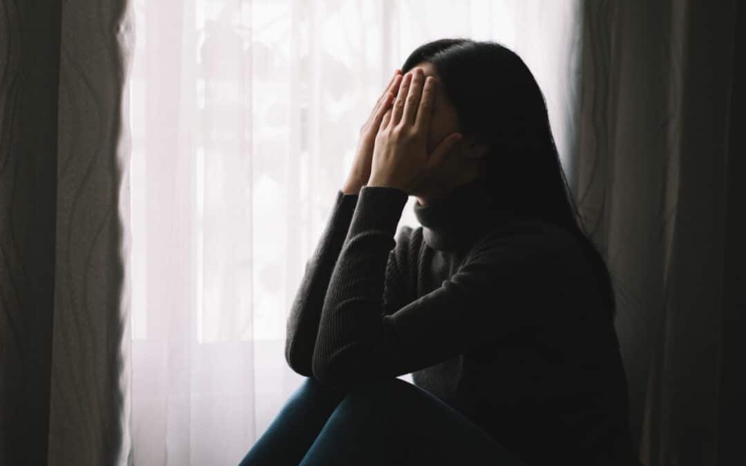Achter het masker van Anne (51): hoe autisme en armoede haar leven tekenen