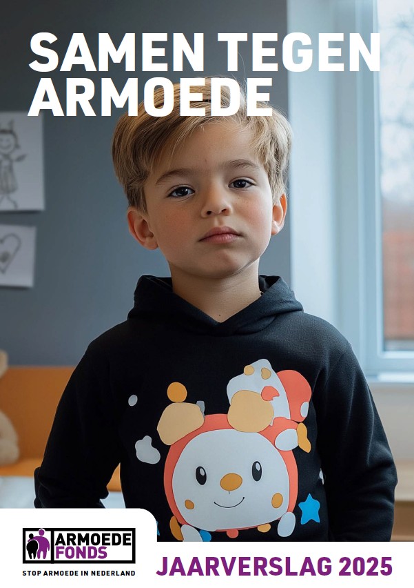 Voorkant jaarverslag Voorblad jaarverslag. Jong meisje met blond haar en een lege broodtrommel in de klas.